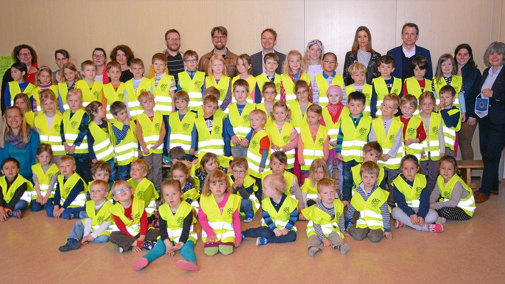 Regensburg-donates-200-safety-vests-to-the-children